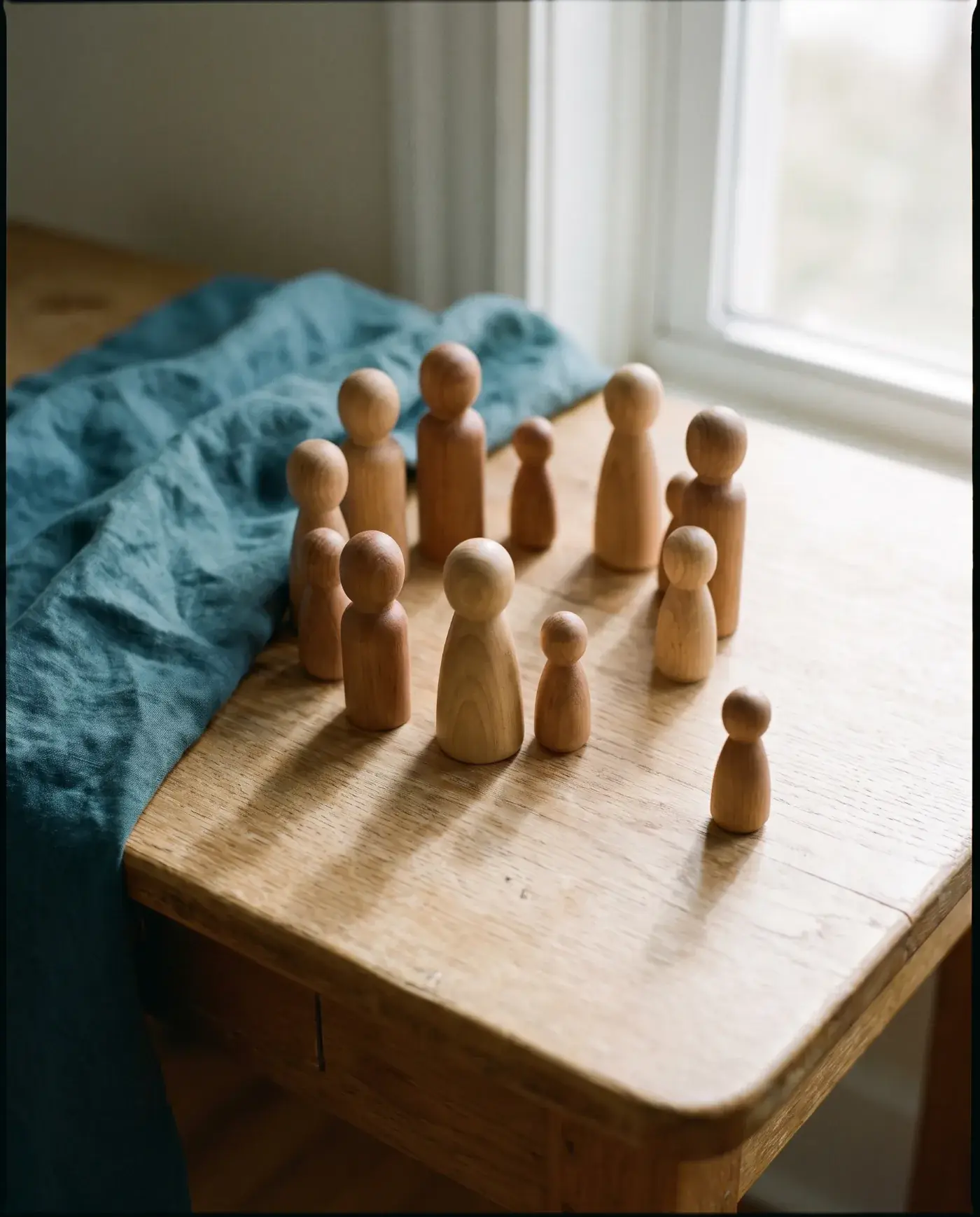Figurine de constelații familiale pe o masă
